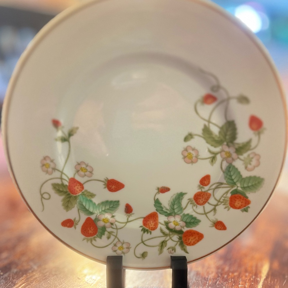 Beautiful Charming Vintage Avon Strawberry Porcelain Plate With 22K Gold Trim